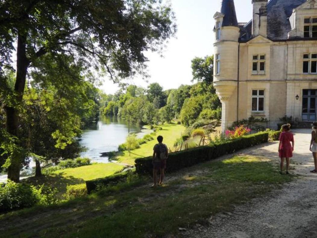 Chateau Des Loups - Les Cedres Bleus Echire Exterior foto