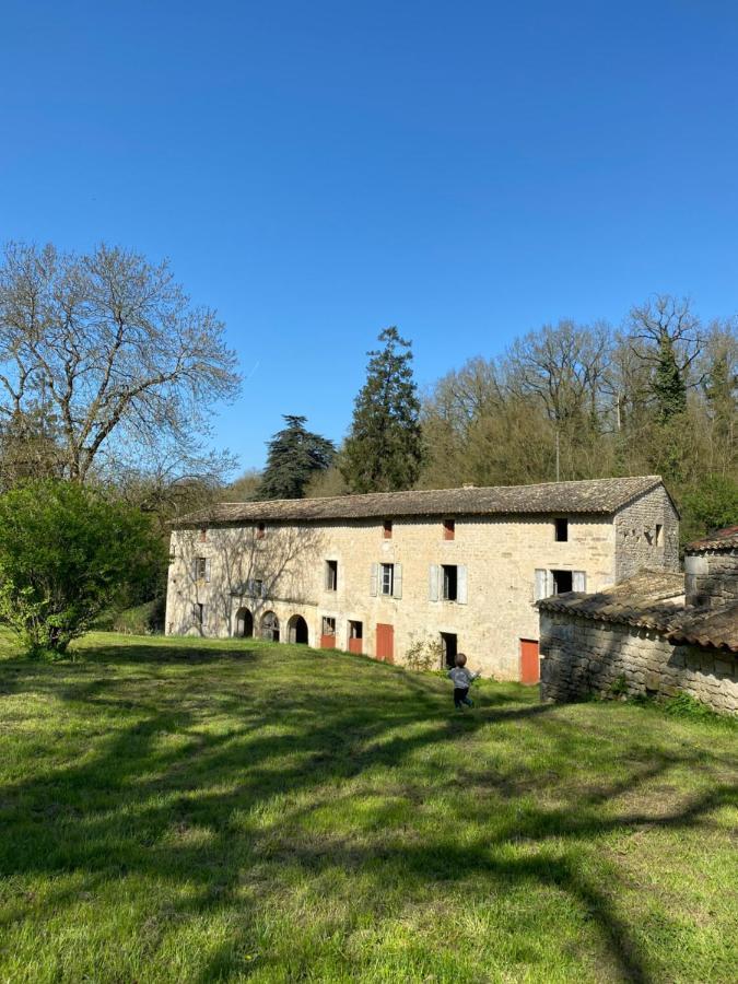 Chateau Des Loups - Les Cedres Bleus Echire Exterior foto